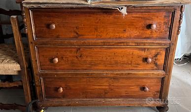 Cassettone antico con 3 cassetti