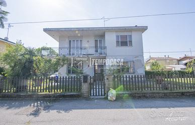 CASA INDIPENDENTE LIBERO SU 4 LATI