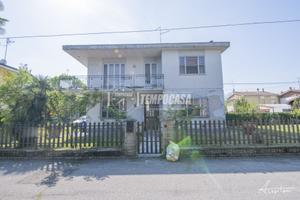 CASA INDIPENDENTE LIBERO SU 4 LATI