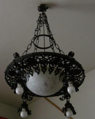 Lampadario ferro battuto e alabastro
