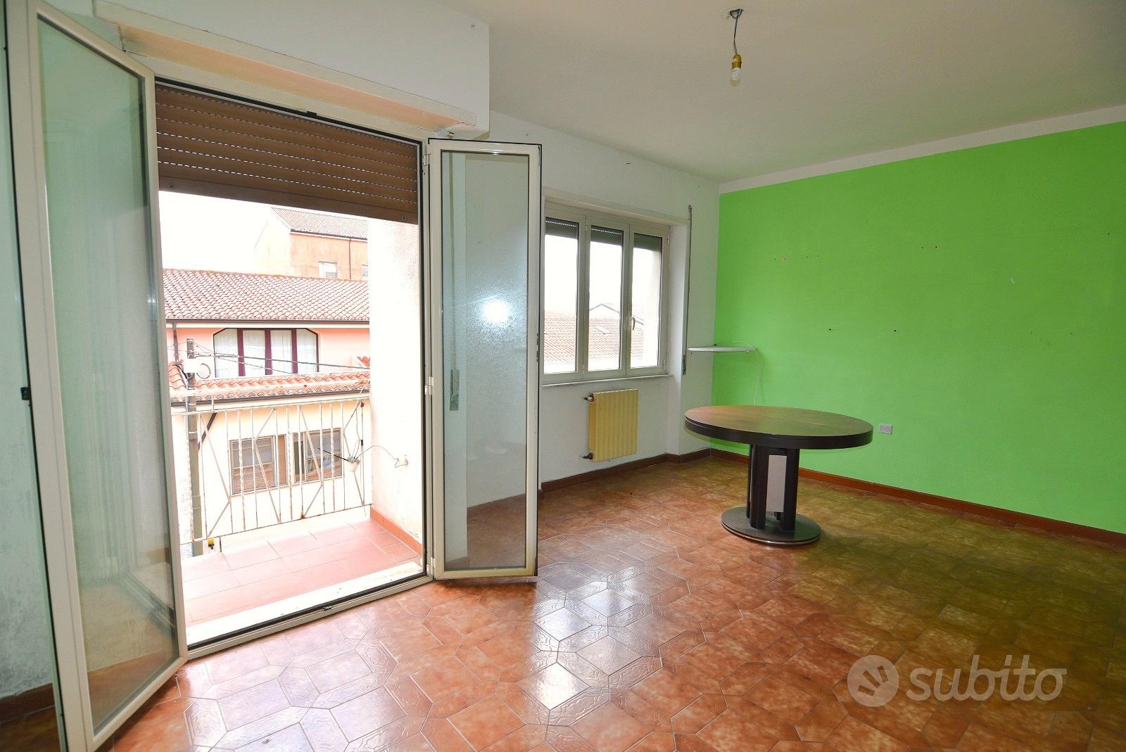 Secondo piano spazioso con 3camere in zona servita - Altro