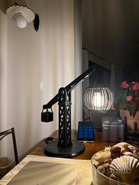 Lampada da tavolo gru industriale