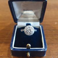 anello in oro bianco con diamanti