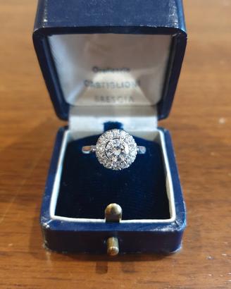 anello in oro bianco con diamanti
