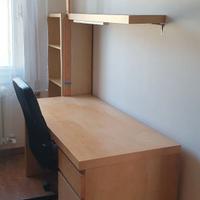 Angolo scrivania IKEA cn libreria mensole e sedia