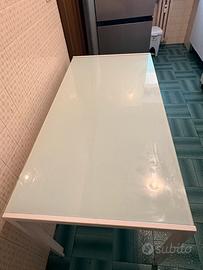Tavolo bianco, cassettiera e specchi da parete