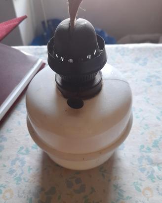 Antica lampada a petrolio in vetro opalino con bru
