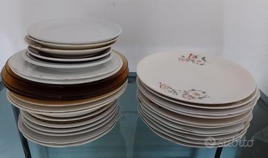 Piatti spaiati bianchi e decorati