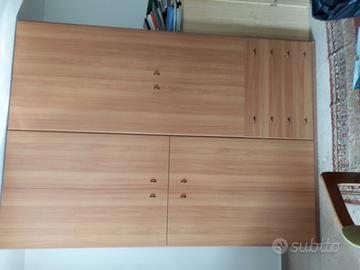 Armadio moderno in legno