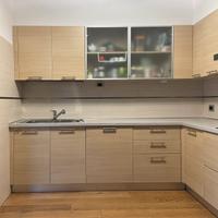 Cucina componibile angolare con elettrodomestici
