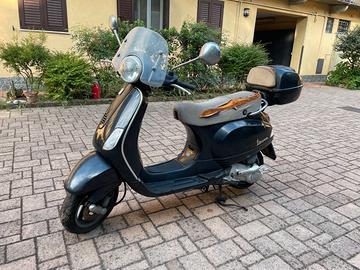 Vespa 150 LX nera
