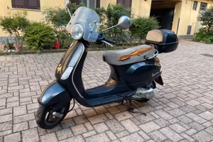Vespa 150 LX nera