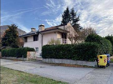 Immobile in asta di 414 m² con 5 locali e box auto