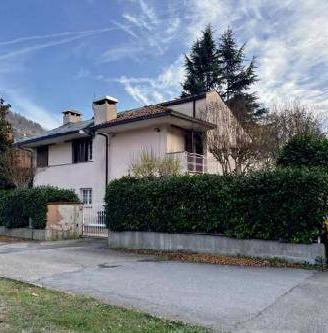 Immobile in asta di 414 m² con 5 locali e box auto