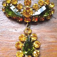 Spilla pendente con pietre verdi e ambra 1960