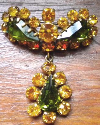Spilla pendente con pietre verdi e ambra 1960
