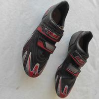 scarpe  e casco per bici da corsa