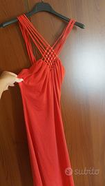 Abito lungo rosso con spalline intrecciate