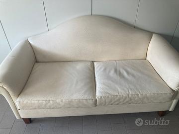 Divanetto in pelle bianca