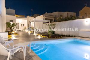 Casa cn piscina 3doppie Racale