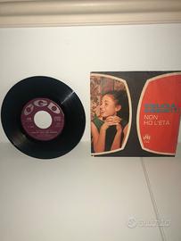 Vinile 45 NON HO L’ETA con etichette invertite.