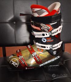 scarponi e casco da sci