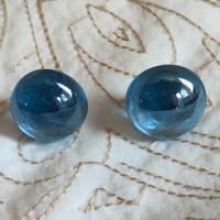 Orecchini in vetro azzurri a bottone