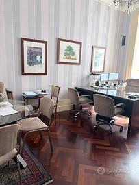 Stanza uso studio finemente arredata