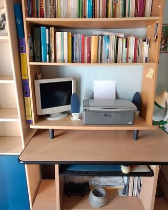 Scrivania con scaffalatura