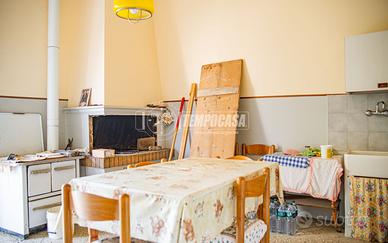 CASA INDIPENDENTE IMMERSA NEL VERDE