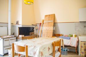 CASA INDIPENDENTE IMMERSA NEL VERDE