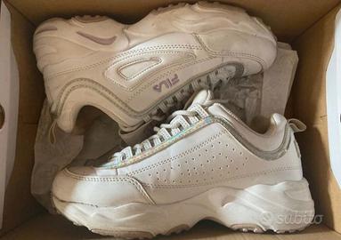 Scarpe fila bianche con striscia oleografica