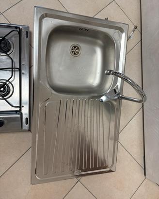 Piatto fuochi e lavello con fontana