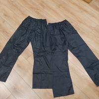 pantaloni da pioggia..