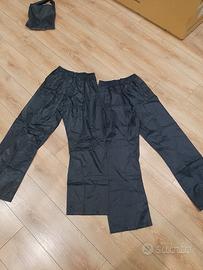 pantaloni da pioggia..