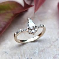 Anello oro e diamanti no lingotto shield cut