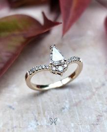 Anello oro e diamanti no lingotto shield cut