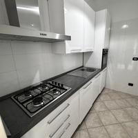 Cucina color BIANCO Lucido con rifiniture. L 2,70m