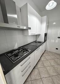 Cucina color BIANCO Lucido con rifiniture. L 2,70m