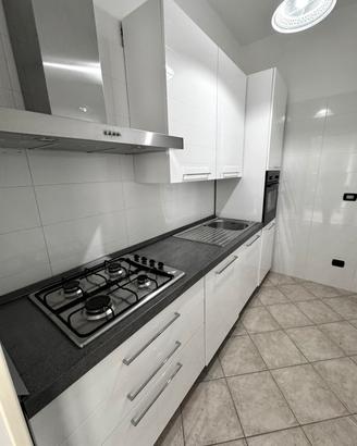 Cucina color BIANCO Lucido con rifiniture. L 2,70m