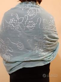 Stola leggera verde ricamata