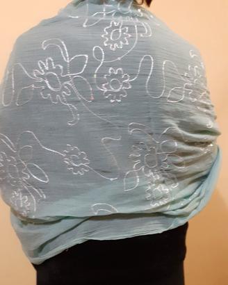 Stola leggera verde ricamata