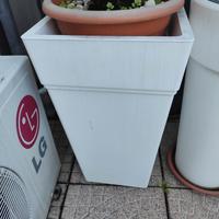 Vaso - fioriera alto bianco e che si illumina