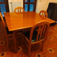 Tavolo da pranzo con sedie