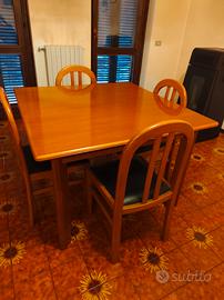 Tavolo da pranzo con sedie