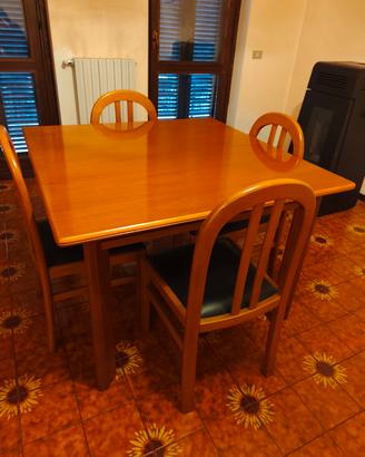 Tavolo da pranzo con sedie