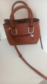 Borsa di Carpisa con manici e una cinta a tracolla