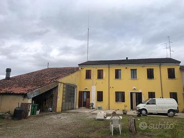 Casa divisa in 2 appartamenti