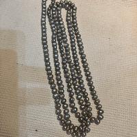 Collana di perle grigie