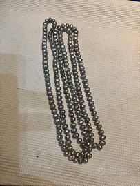 Collana di perle grigie